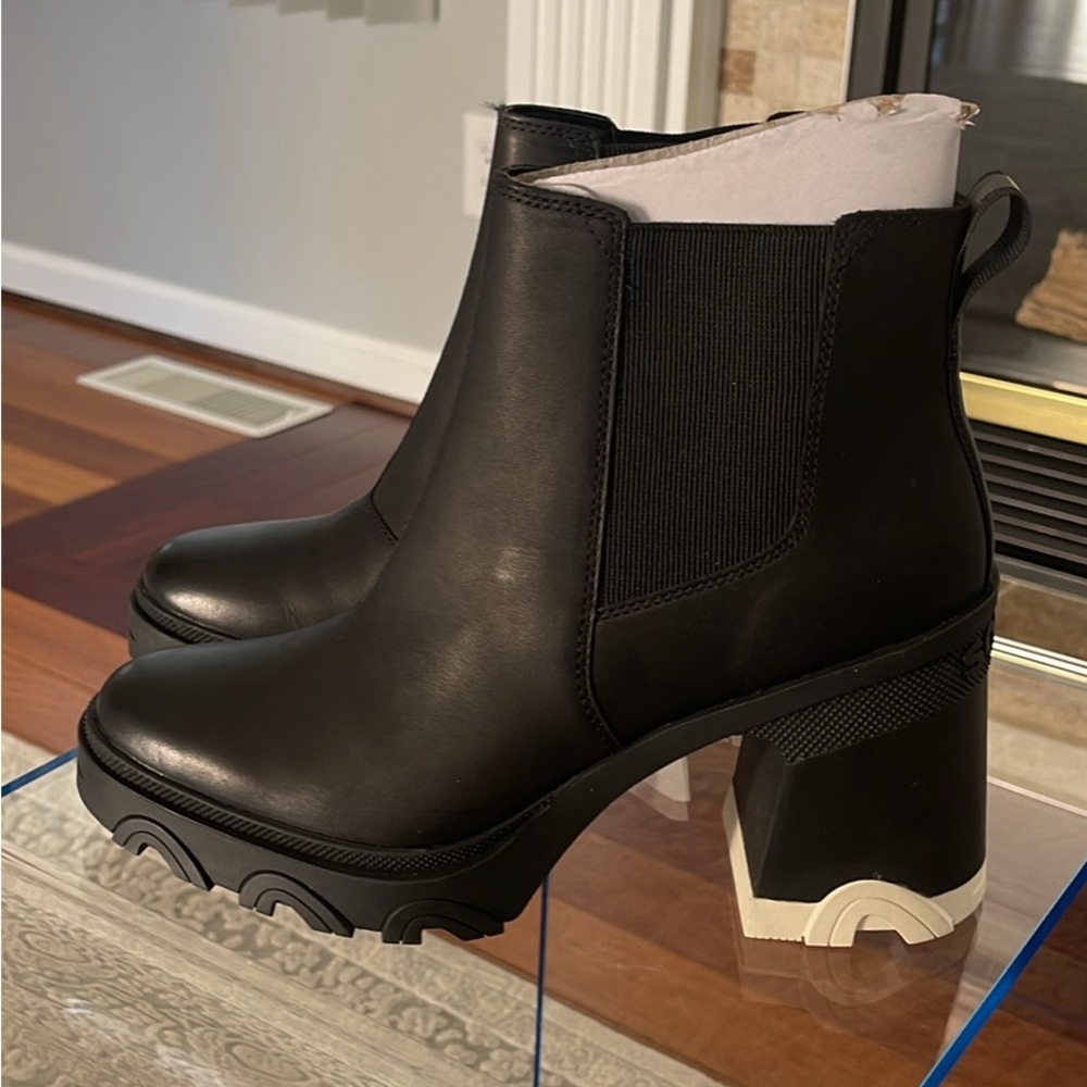 New black SOREL boots size 10